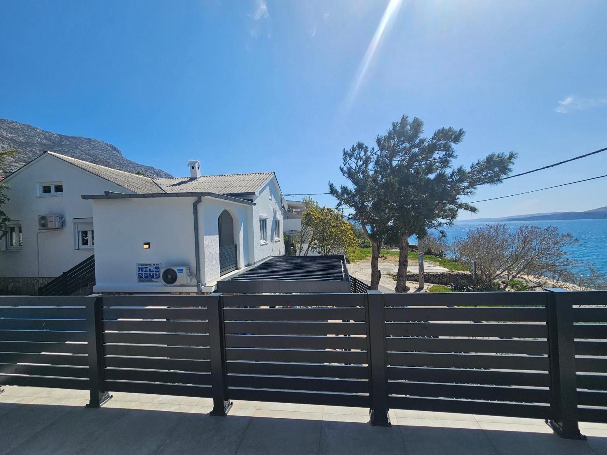 Beachfront House Ivana With Pool - Renovated 2025 Cesarica Kültér fotó